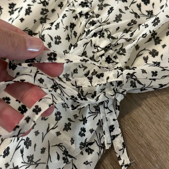 Two NWT H&M Flowy V Neck Dresses, Cinchable Waist, Size Medium! - Picture 4 of 11